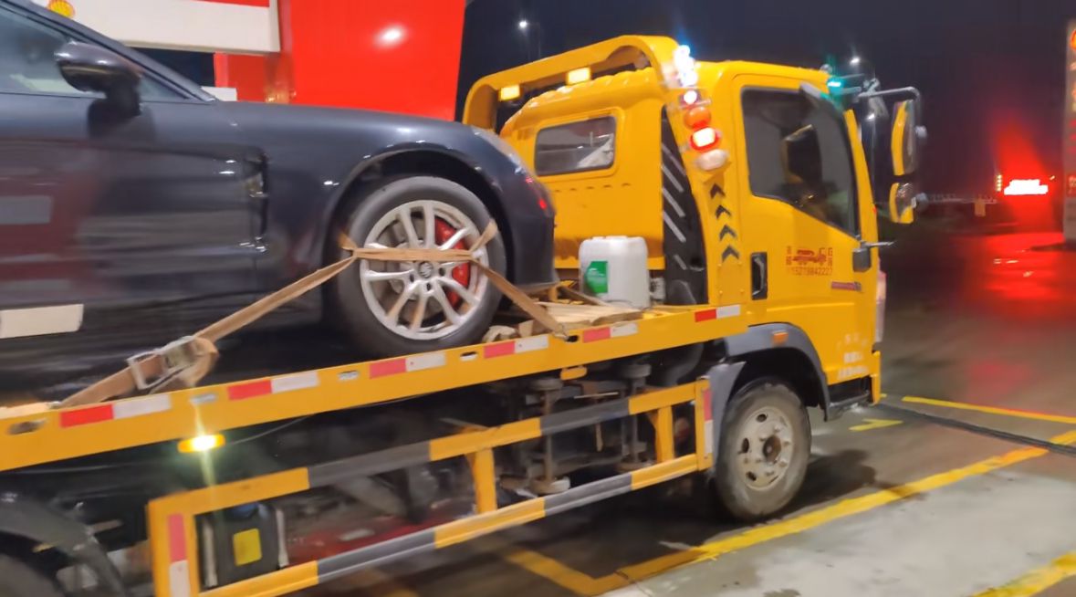 保亭行车途中遇到突发状况该如何呼叫道路救援？